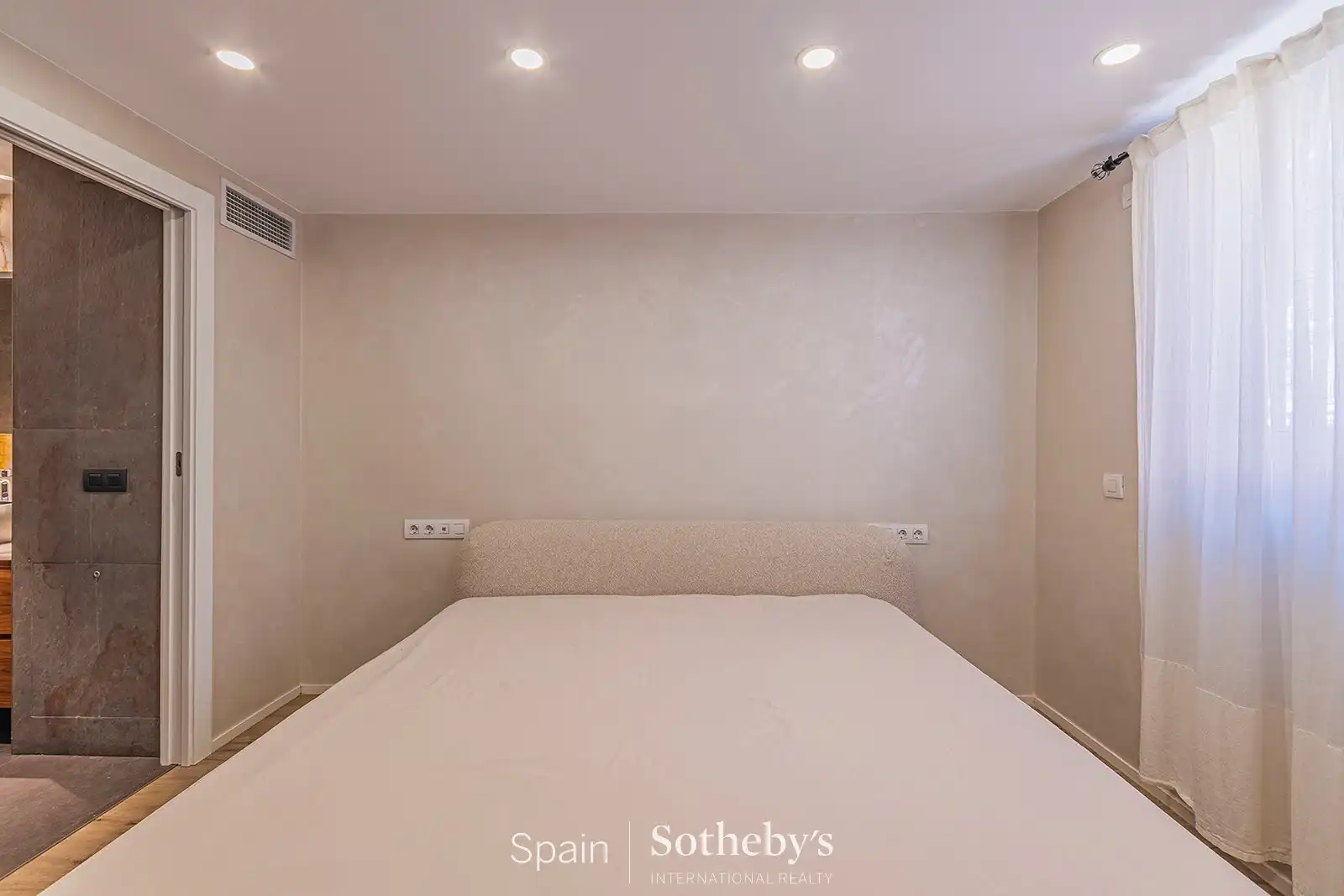 Dormitori de Casa adosada en venda en Barcelona amb Aire condicionat, Terrassa i Traster
