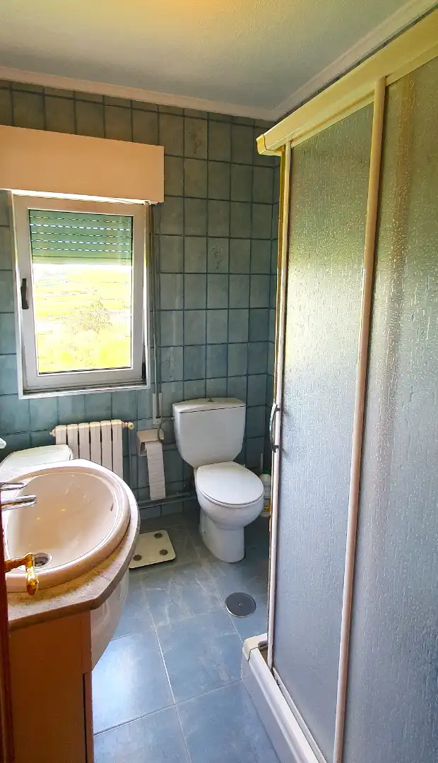 Badezimmer von Haus oder Chalet zum Verkauf in Miengo mit Heizung, Privatgarten und Möbliert