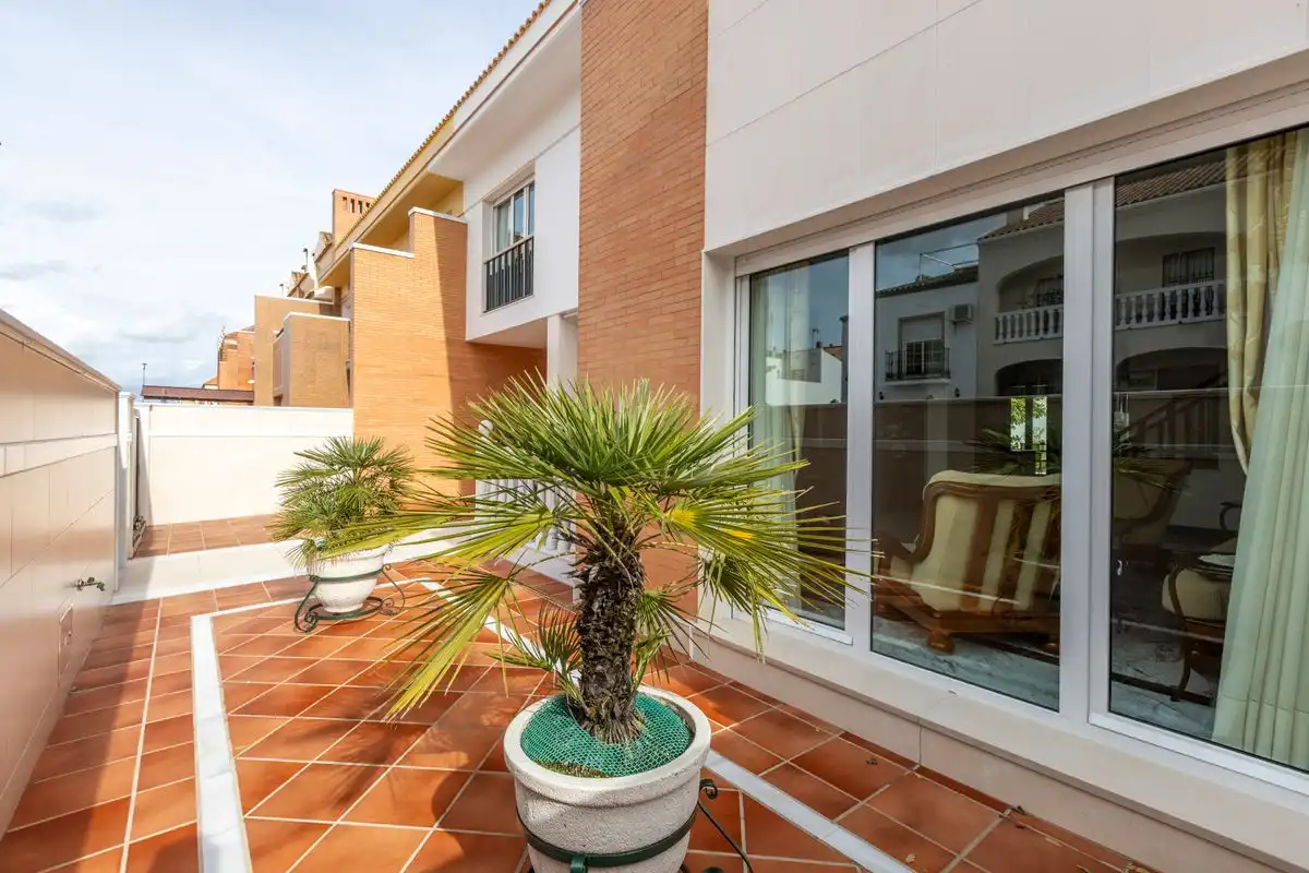 Terrassa de Casa adosada en venda en Santiponce amb Aire condicionat, Calefacció i Jardí privat