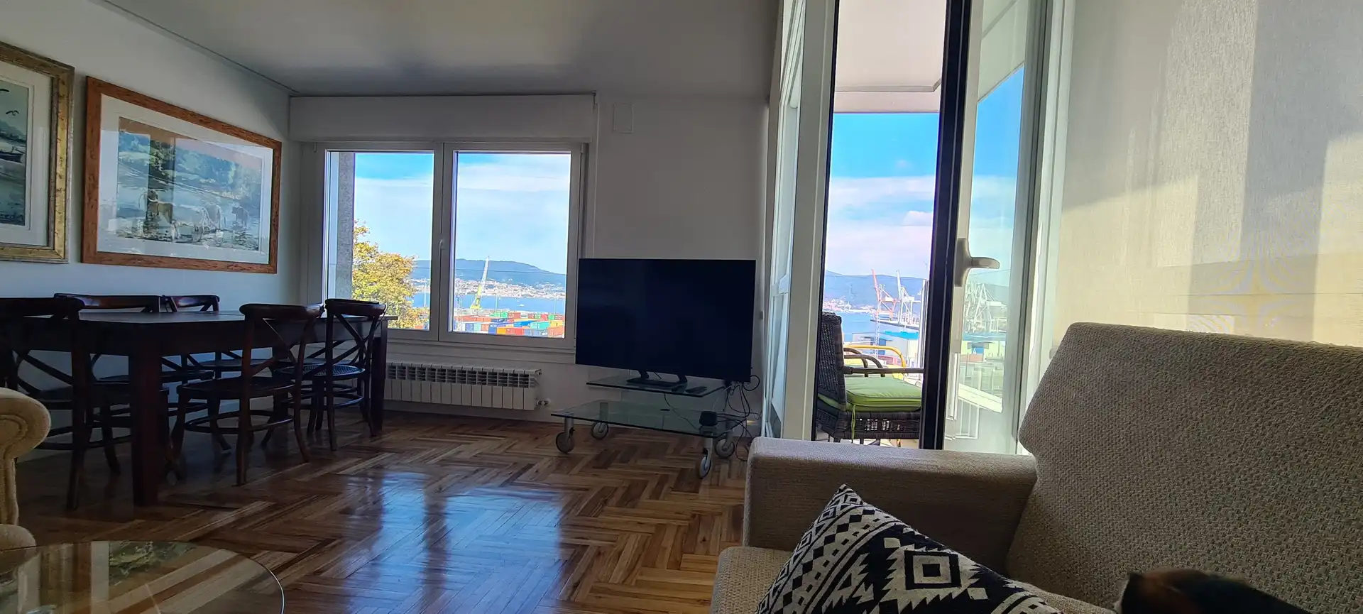 Living room of Flat for rent in Vigo   with Heating, Parquet flooring and Oven