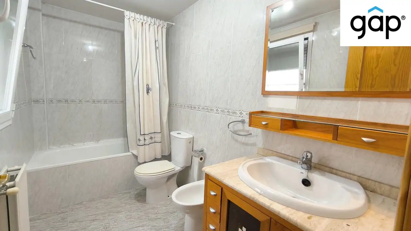 Baño de Piso de alquiler en Cuenca con Calefacción, Terraza y Amueblado