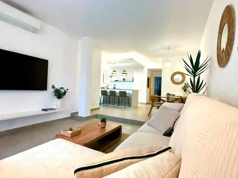 Sala de estar de Piso de alquiler en Marbella con Aire acondicionado, Jardín privado y Piscina
