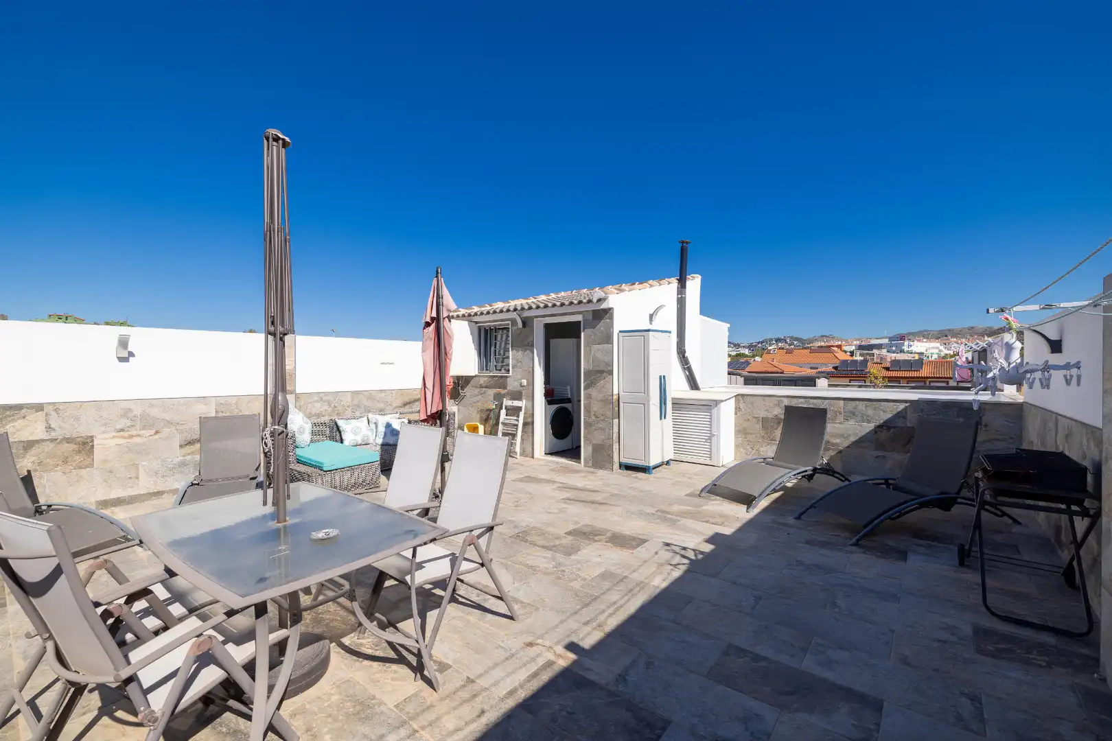 Terrasse von Einfamilien-Reihenhaus zum Verkauf in Málaga mit Klimaanlage, Heizung und Terrasse