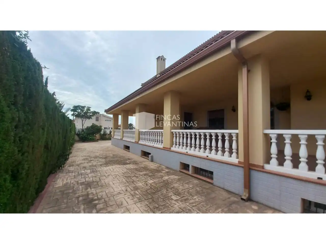 Vista exterior de Casa o xalet en venda en San Vicente del Raspeig / Sant Vicent del Raspeig amb Aire condicionat, Jardí privat i Terrassa
