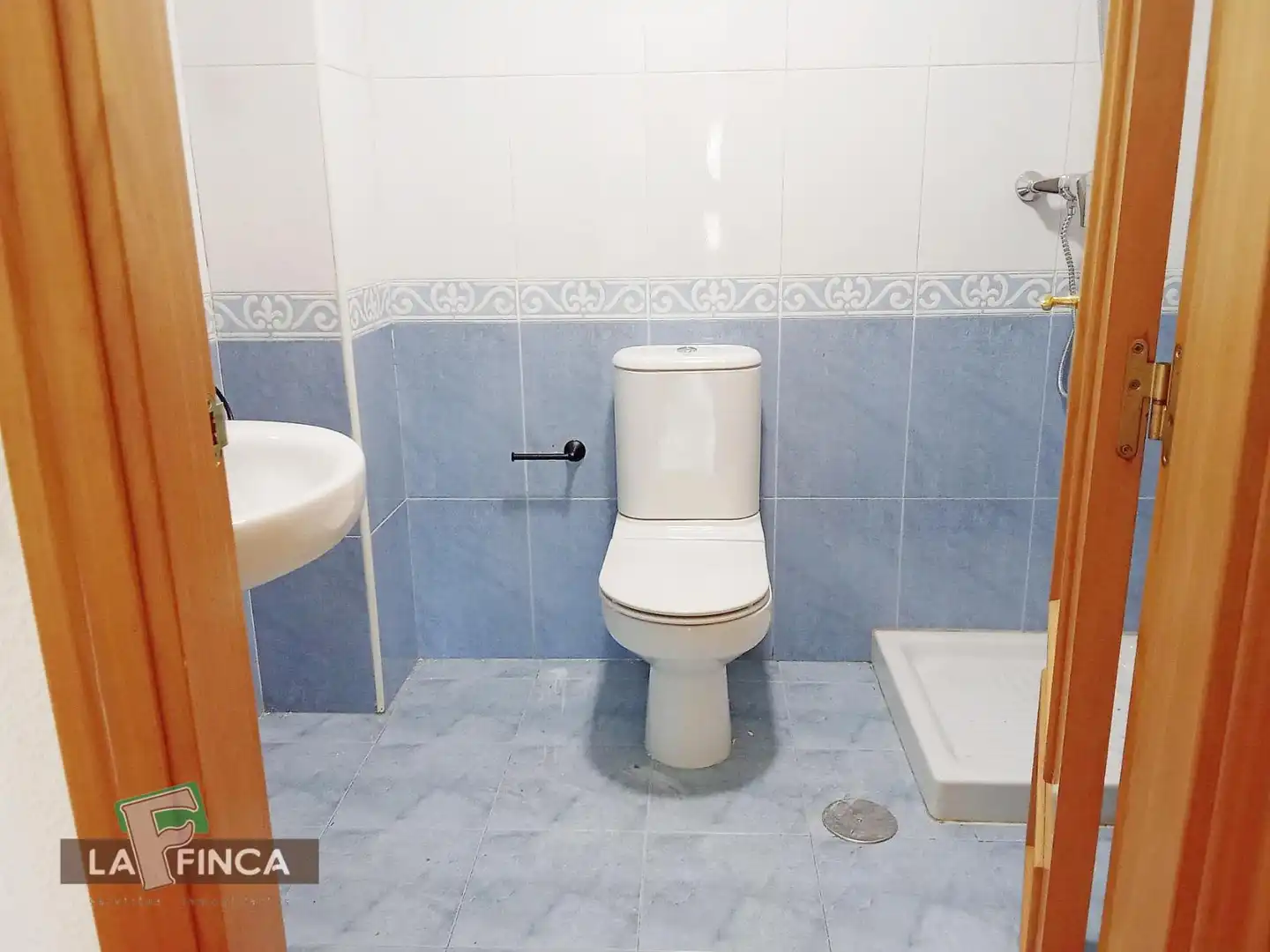Bany de Pis en venda en Oviedo  amb Calefacció, Parquet i Terrassa
