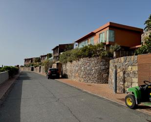 Vista exterior de Casa o xalet en venda en San Bartolomé de Tirajana amb Jardí privat, Terrassa i Traster