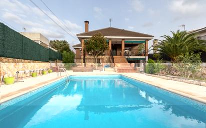 Piscina de Casa o xalet en venda en Casarrubios del Monte amb Aire condicionat, Terrassa i Piscina