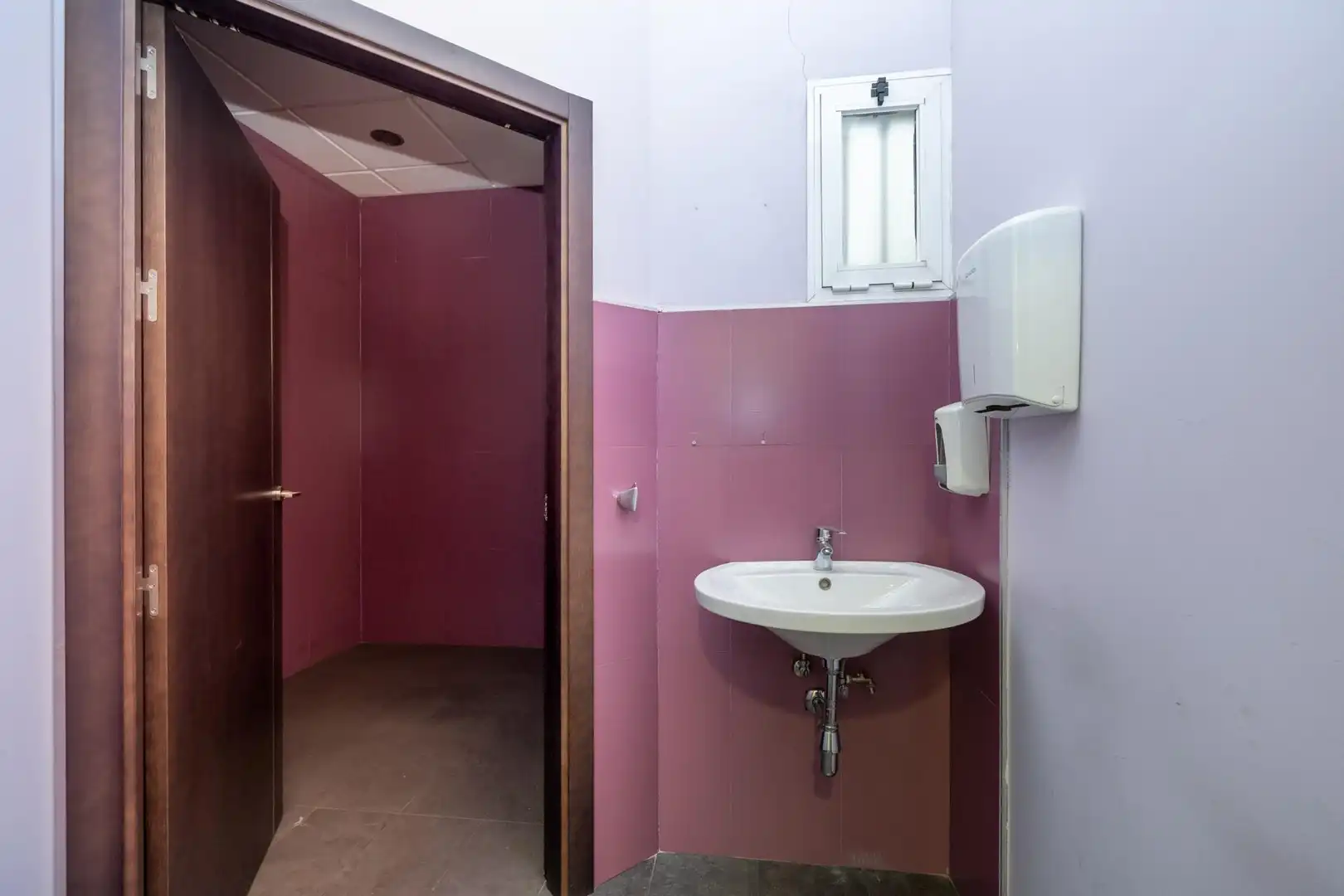 Baño de Local de alquiler en Granada con Aire acondicionado y Calefacción