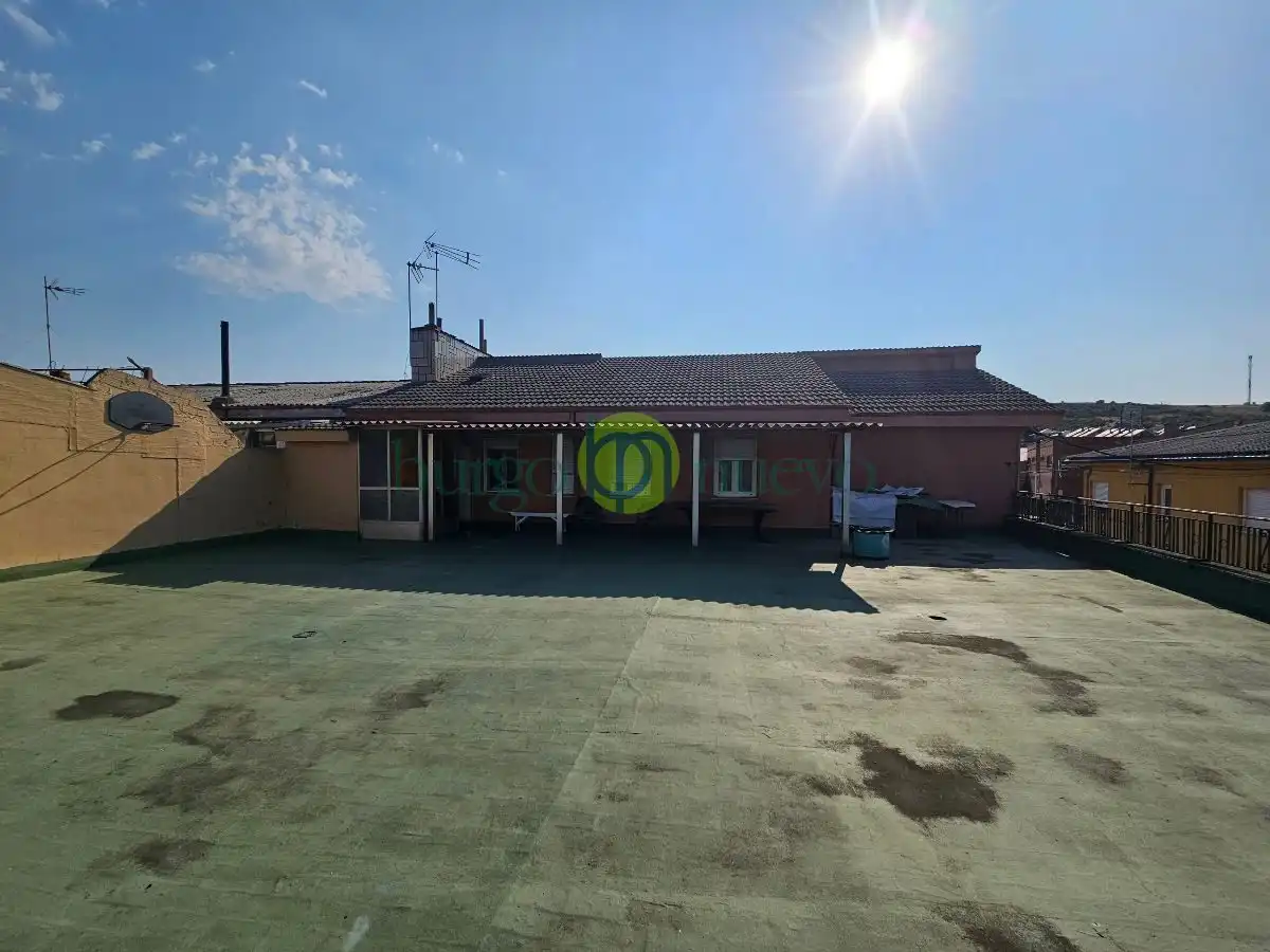 Vista exterior de Casa o xalet en venda en Sariegos amb Calefacció, Terrassa i Balcó