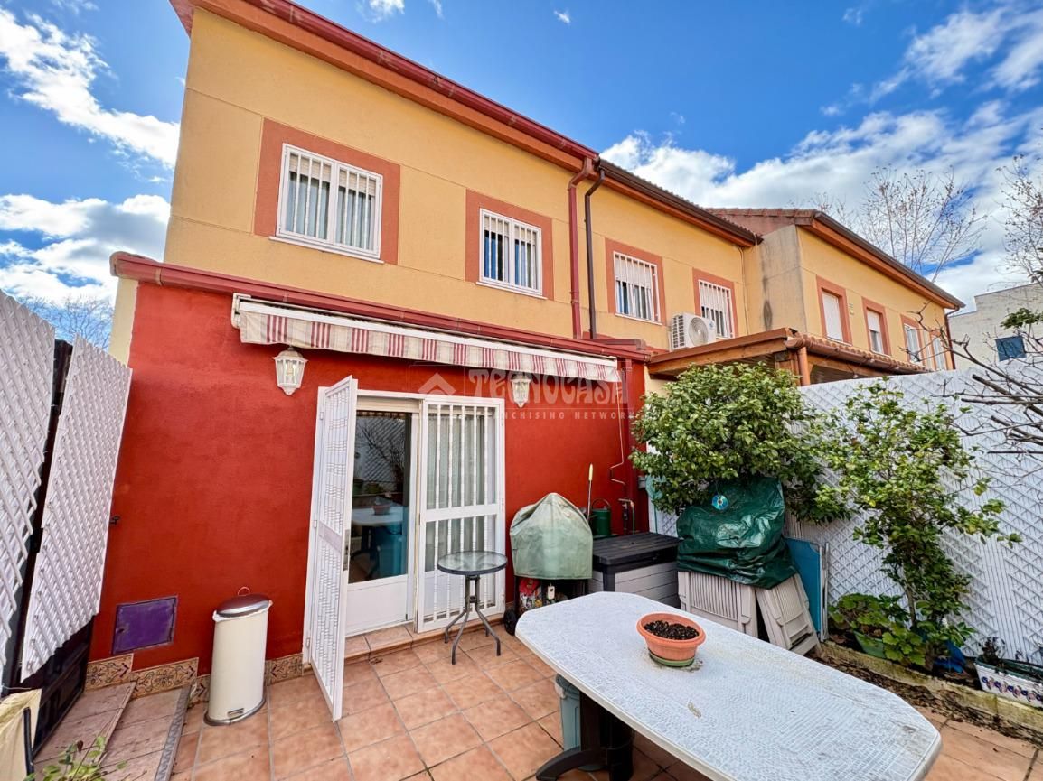 Exterior view of Single-family semi-detached for sale in Daganzo de Arriba  with Heating, Private garden and Parquet flooring