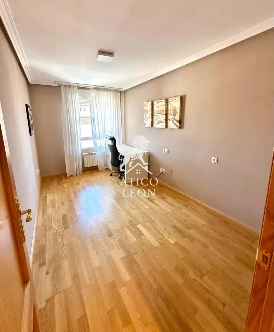 Habitación de Piso en venta en León Capital  con Calefacción, Terraza y Trastero