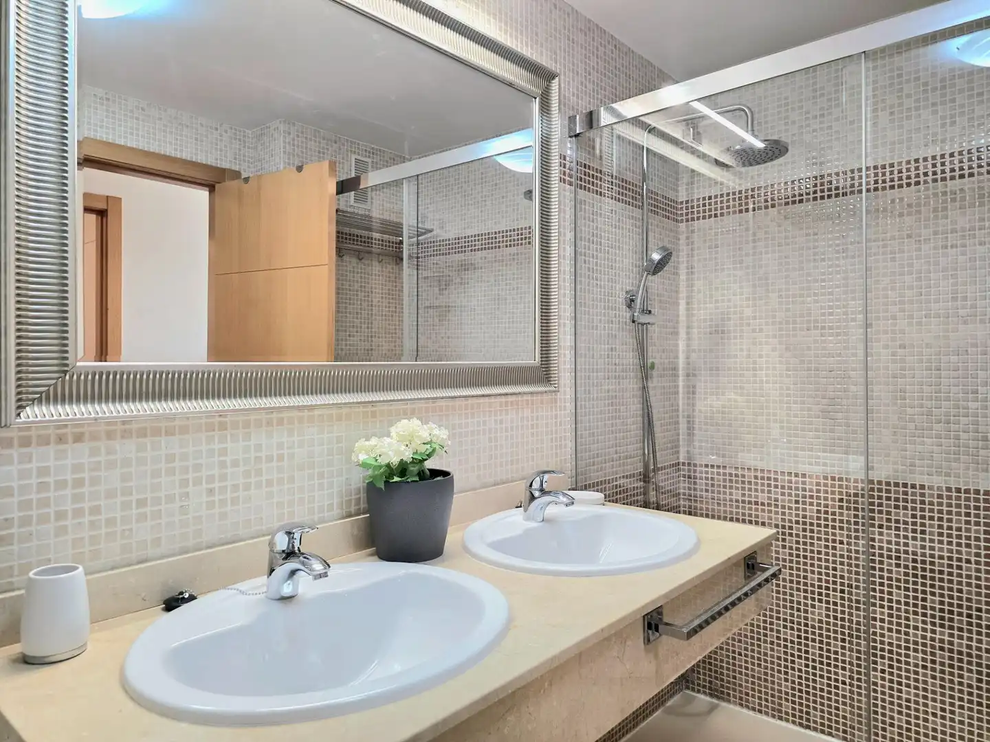 Baño de Apartamento de alquiler en Torremolinos con Aire acondicionado, Calefacción y Jardín privado
