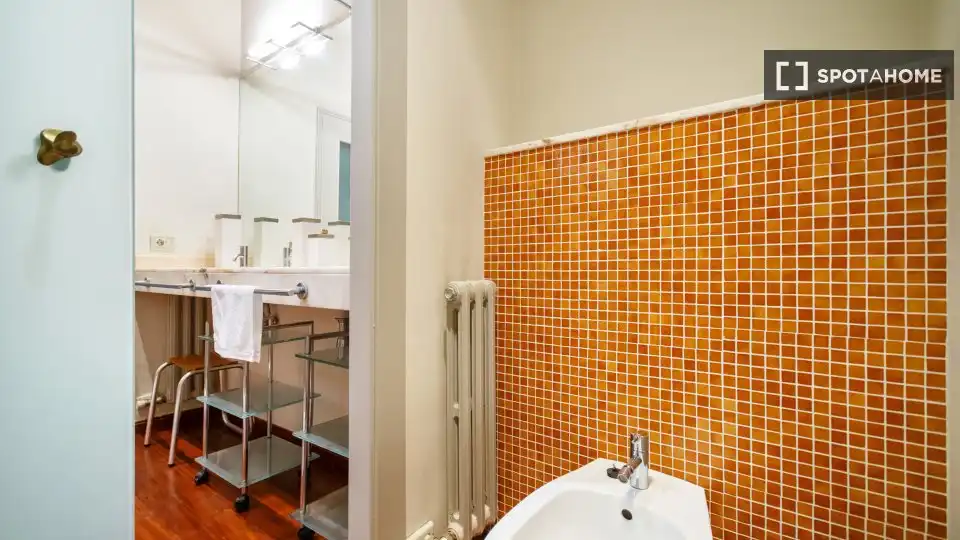 Baño de Piso para compartir en Barcelona con Aire acondicionado, Calefacción y Amueblado