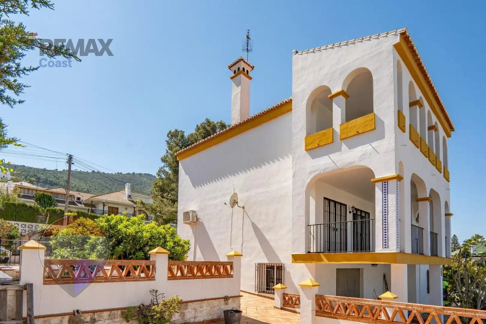 Vista exterior de Casa o xalet en venda en Alhaurín de la Torre amb Piscina comunitària
