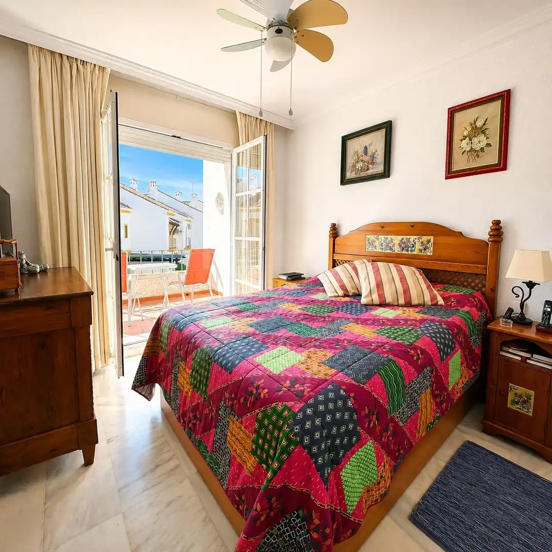 Schlafzimmer von Einfamilien-Reihenhaus zum Verkauf in Estepona mit Heizung, Privatgarten und Terrasse
