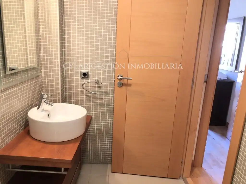 Bathroom of Flat for rent in Salamanca  with Heating, Parquet flooring and Terrace