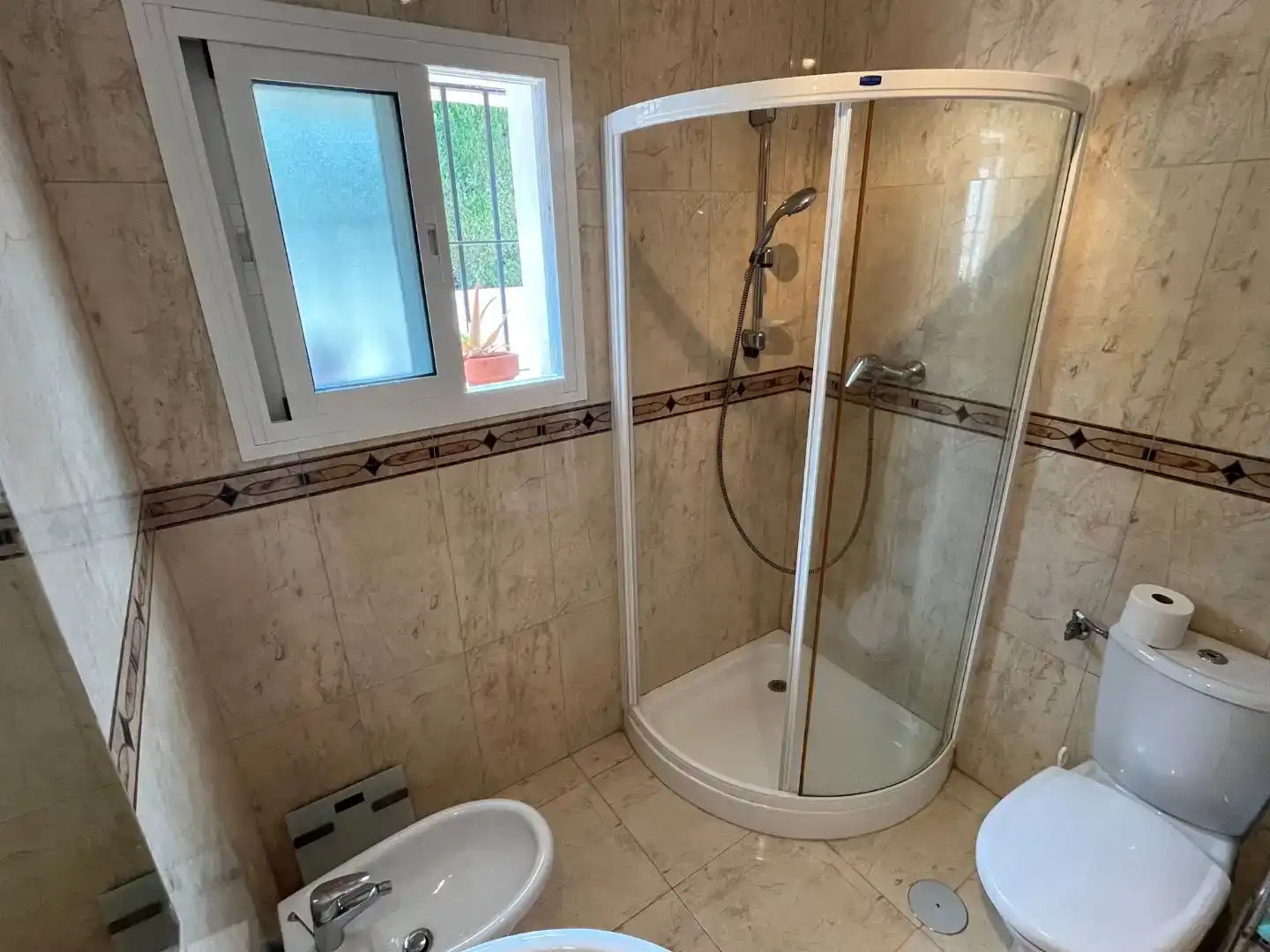 Bany de Casa o xalet en venda en Marbella amb Aire condicionat i Piscina