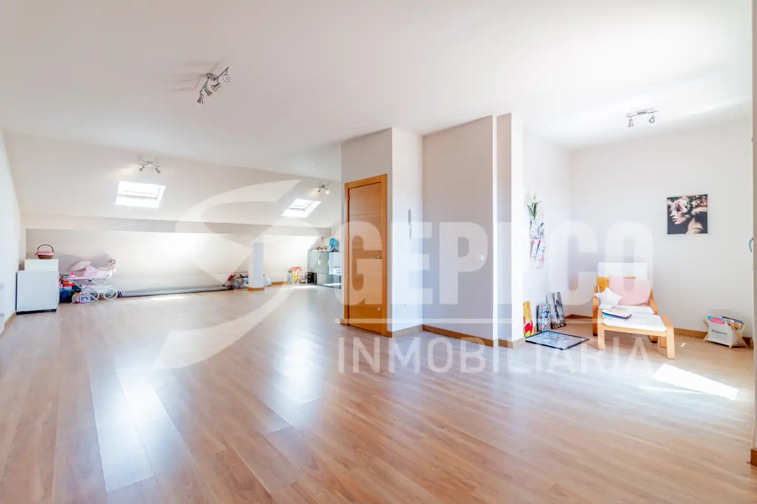 Sala de estar de Casa adosada en venta en Alcalá de Henares con Calefacción, Terraza y Piscina comunitaria