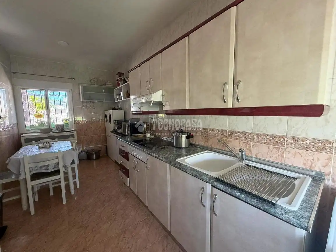 Cuina de Casa o xalet en venda en Villa del Prado amb Aire condicionat i Piscina