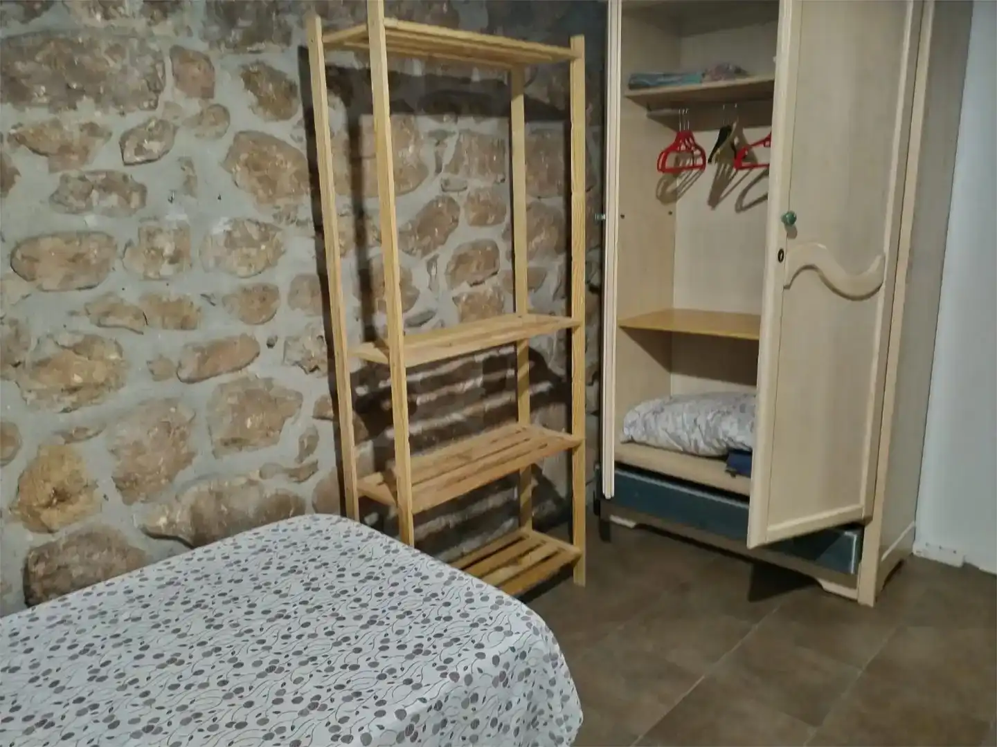 Habitación de Casa adosada para compartir en Valdáliga con Amueblado y Balcón