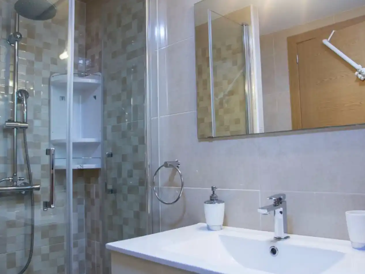 Badezimmer von Wohnung zur Miete in Benidorm mit Klimaanlage, Schwimmbad und Balkon
