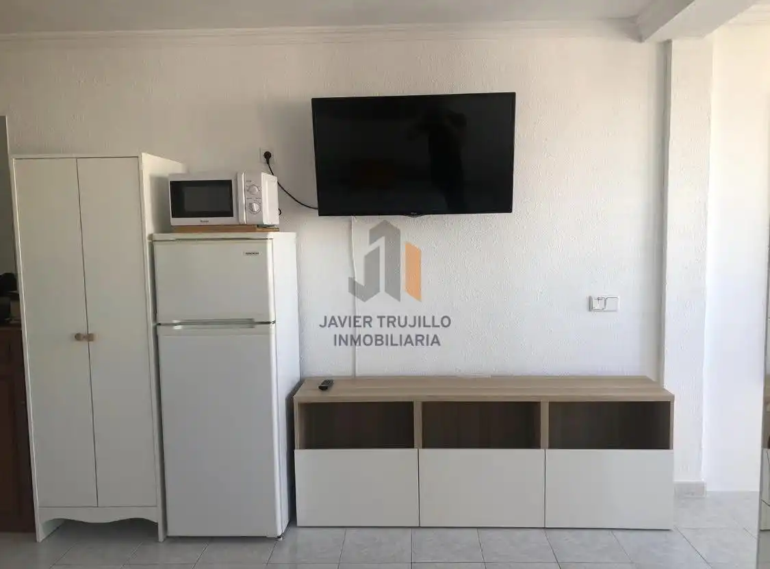 Sala d'estar de Estudi de lloguer en Vélez-Málaga amb Aire condicionat, Piscina i Moblat
