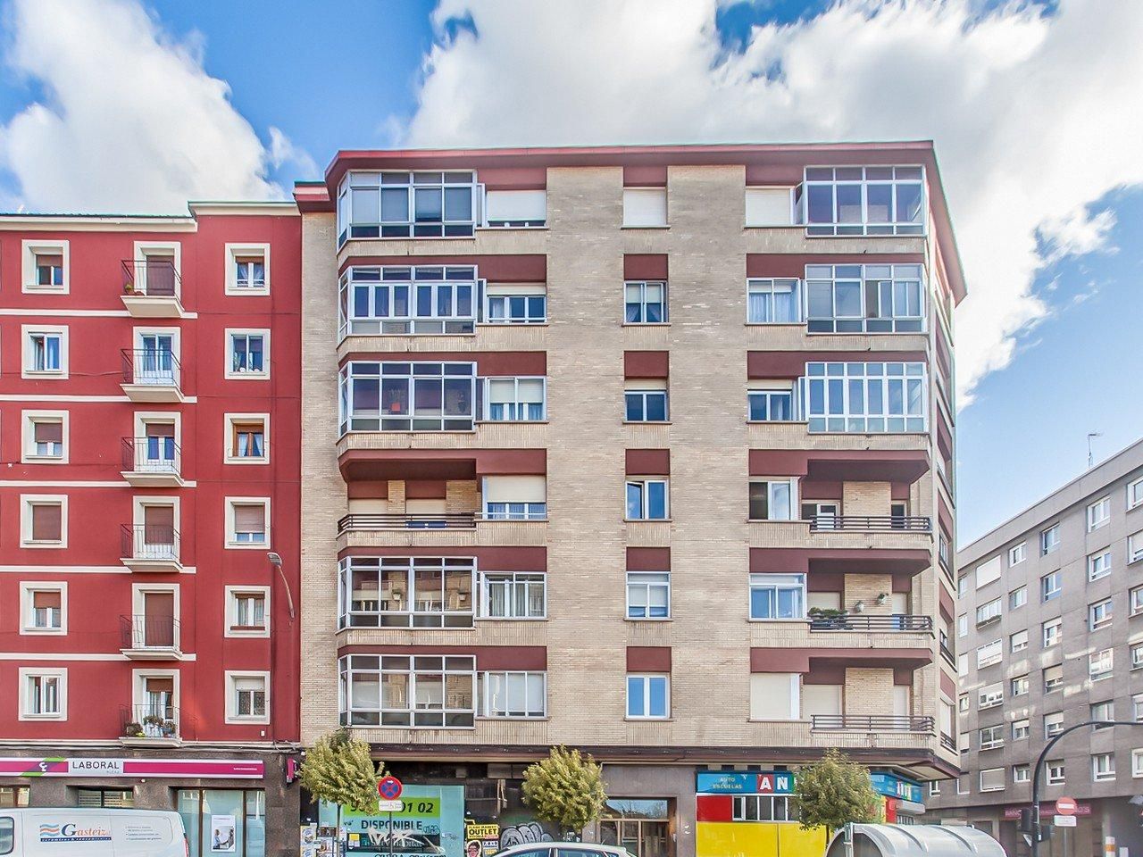 Vista exterior de Local en venda en Vitoria - Gasteiz
