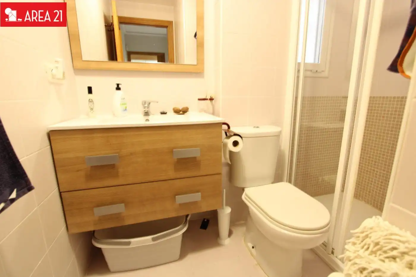 Bathroom of Detached homes for rent in La Pobla de Vallbona  with Air Conditioner, Heating and Terrace