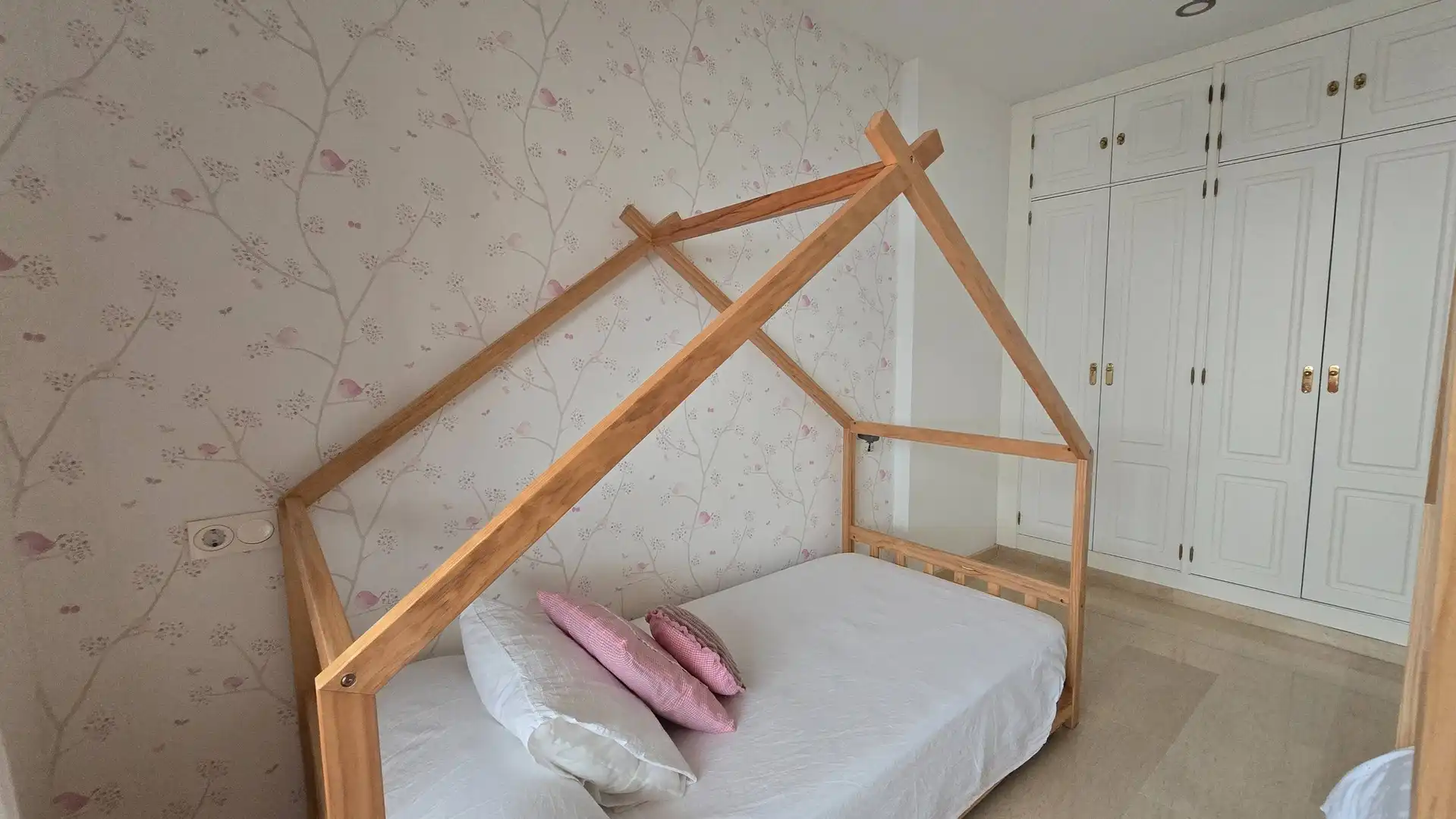Schlafzimmer von Wohnungen zum Verkauf in Manilva mit Klimaanlage, Privatgarten und Terrasse
