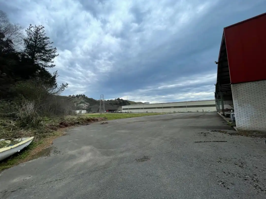 Außenansicht von Fabrikhallen zur Miete in Deba