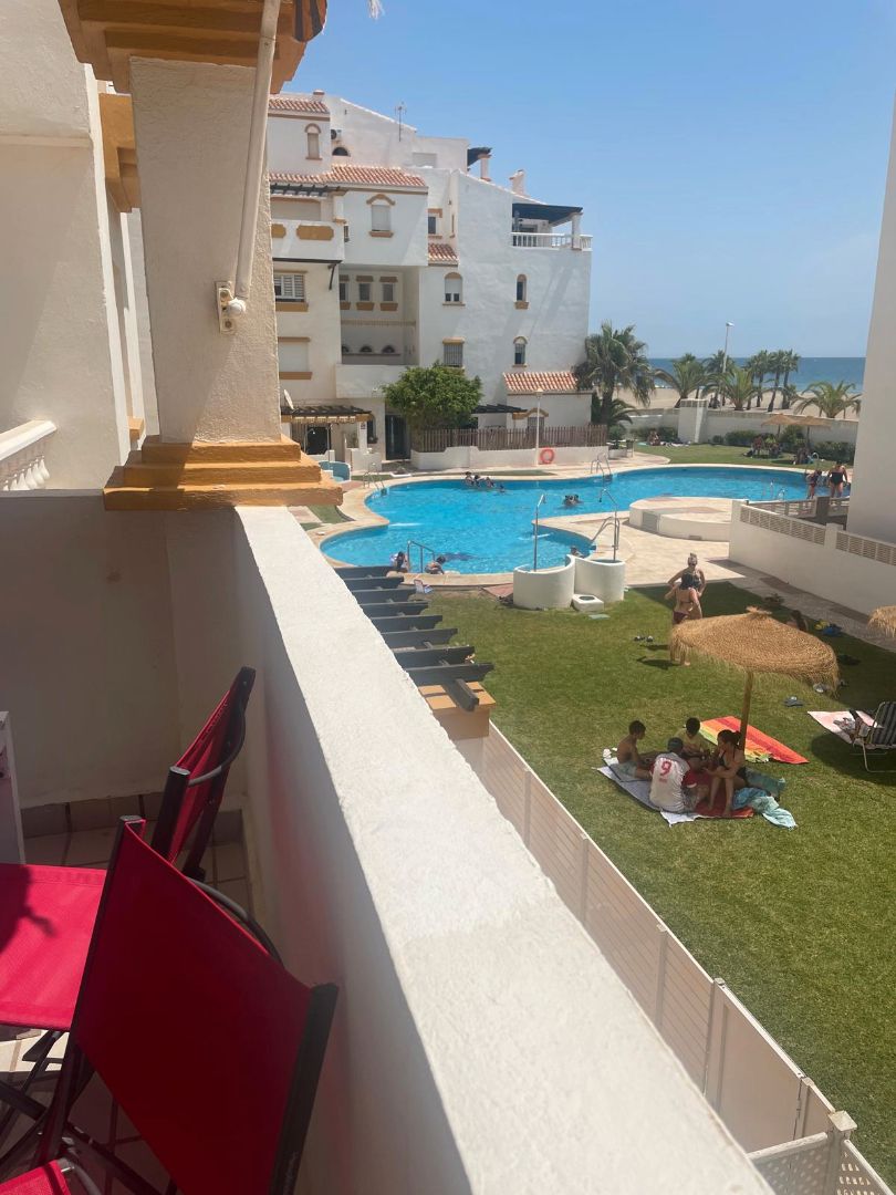 Piscina de Apartament en venda en Roquetas de Mar amb Aire condicionat, Moblat i Balcó