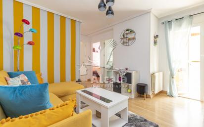 Sala d'estar de Pis en venda en Alcalá de Henares amb Aire condicionat i Terrassa