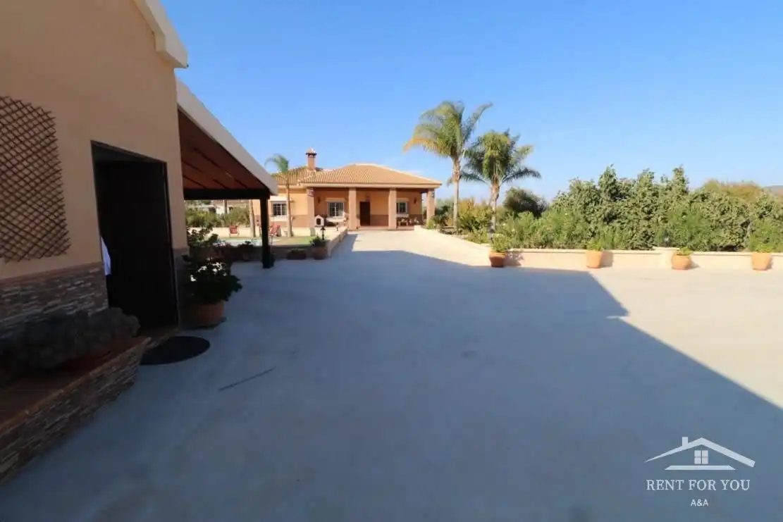 Vista exterior de Casa o xalet de lloguer en Alhaurín El Grande amb Aire condicionat, Jardí privat i Terrassa