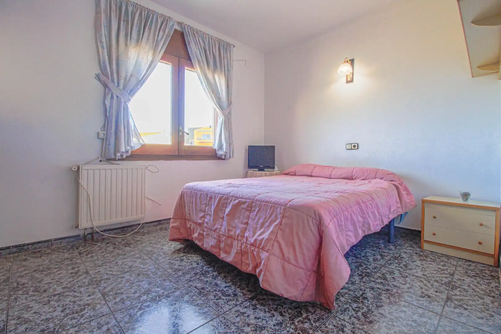 Dormitori de Casa adosada en venda en Cabanes (Girona) amb Jardí privat, Traster i Moblat