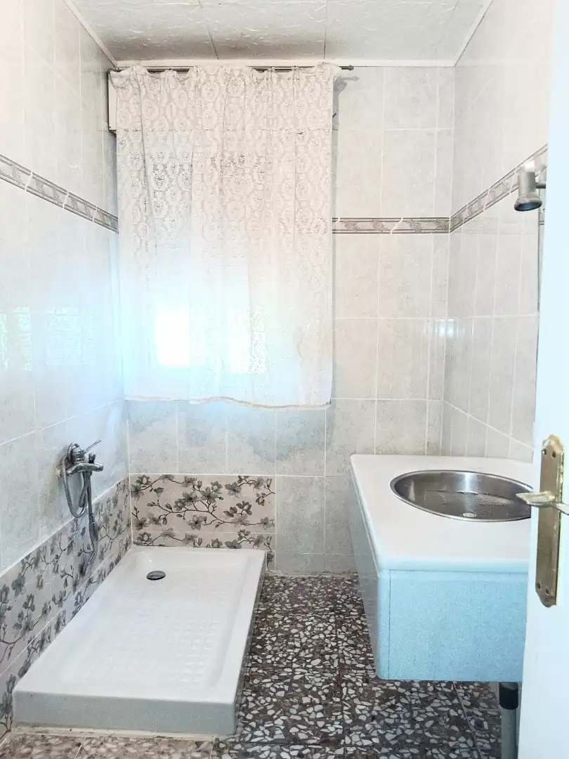 Bany de Casa o xalet en venda en Illana amb Jardí privat, Terrassa i Piscina