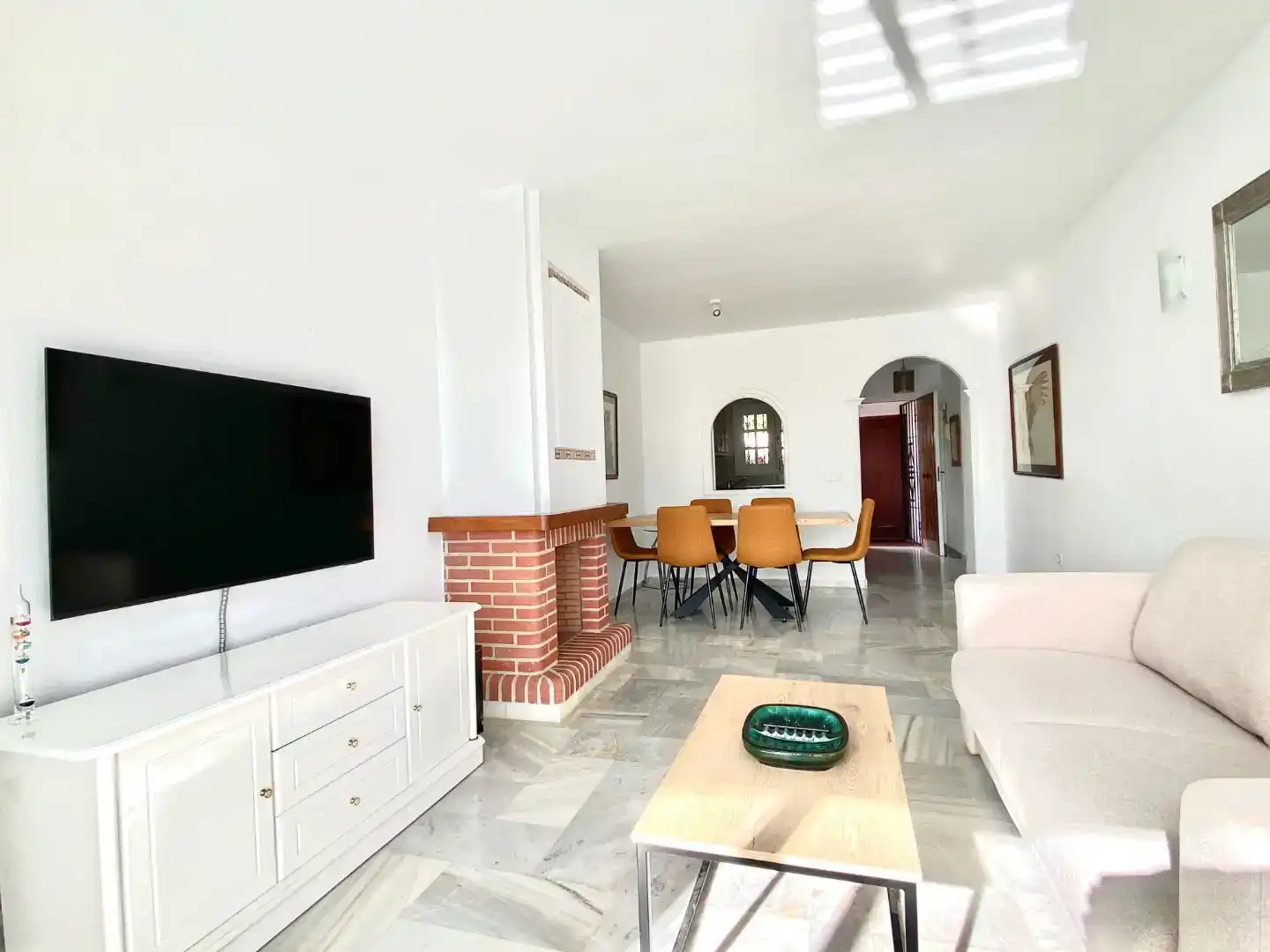 Wohnzimmer von Wohnung zur Miete in Mijas mit Schwimmbad