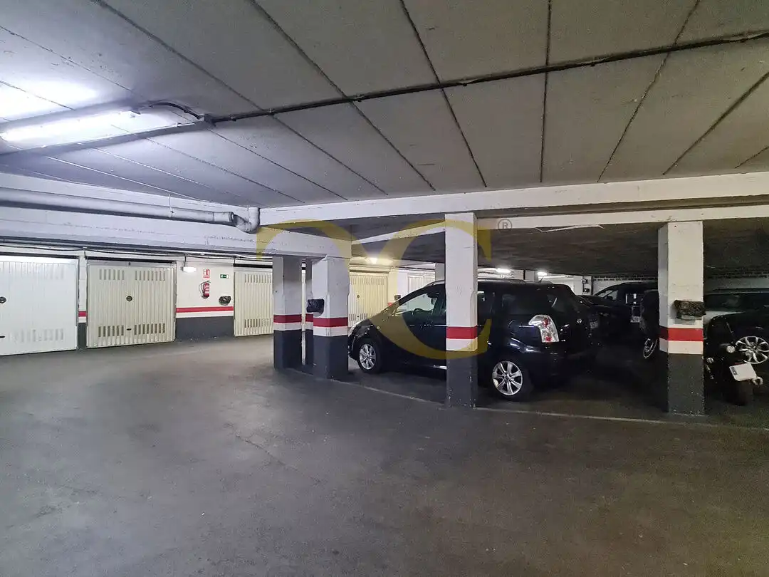Aparcament de Pis en venda en Gijón  amb Calefacció, Terrassa i Moblat