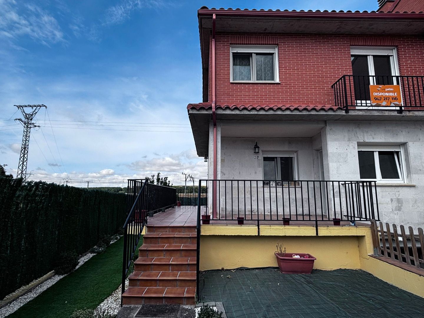 Vista exterior de Casa adosada en venda en Buniel amb Calefacció, Jardí privat i Parquet
