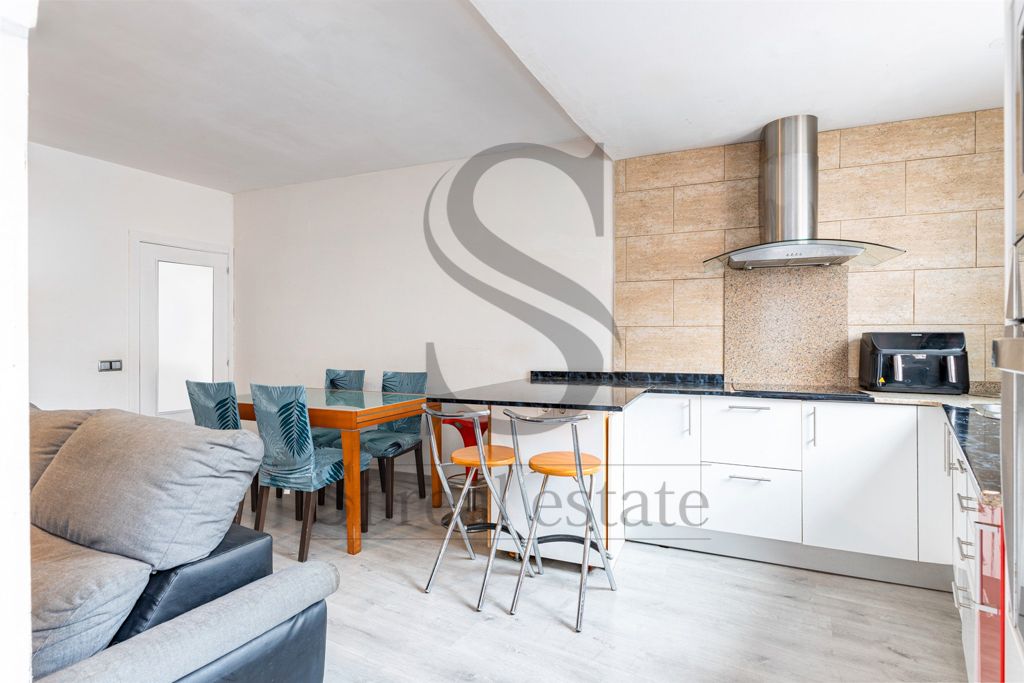 Exterior view of Attic for sale in Santa Coloma de Gramenet  with Air Conditioner, Parquet flooring and Terrace