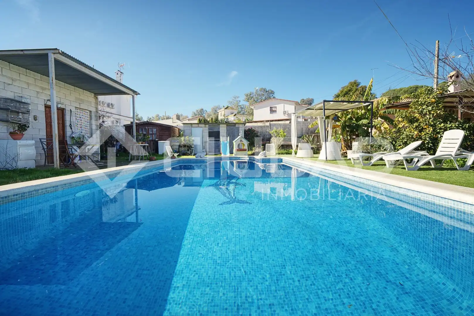 Schwimmbecken von Haus oder Chalet zum Verkauf in La Puebla del Río mit Klimaanlage, Privatgarten und Terrasse