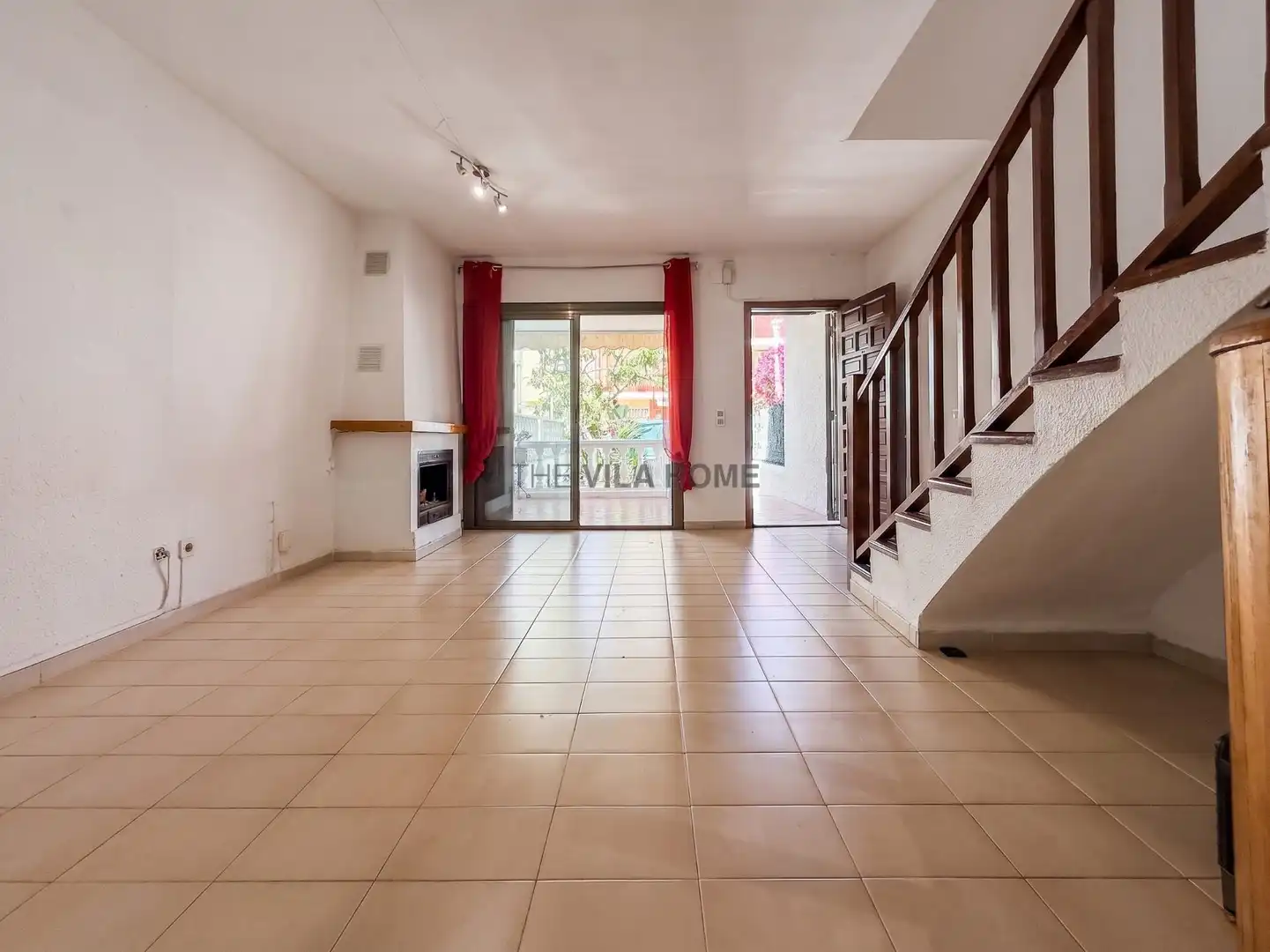 Sala d'estar de Casa adosada en venda en Cubelles amb Jardí privat, Terrassa i Traster