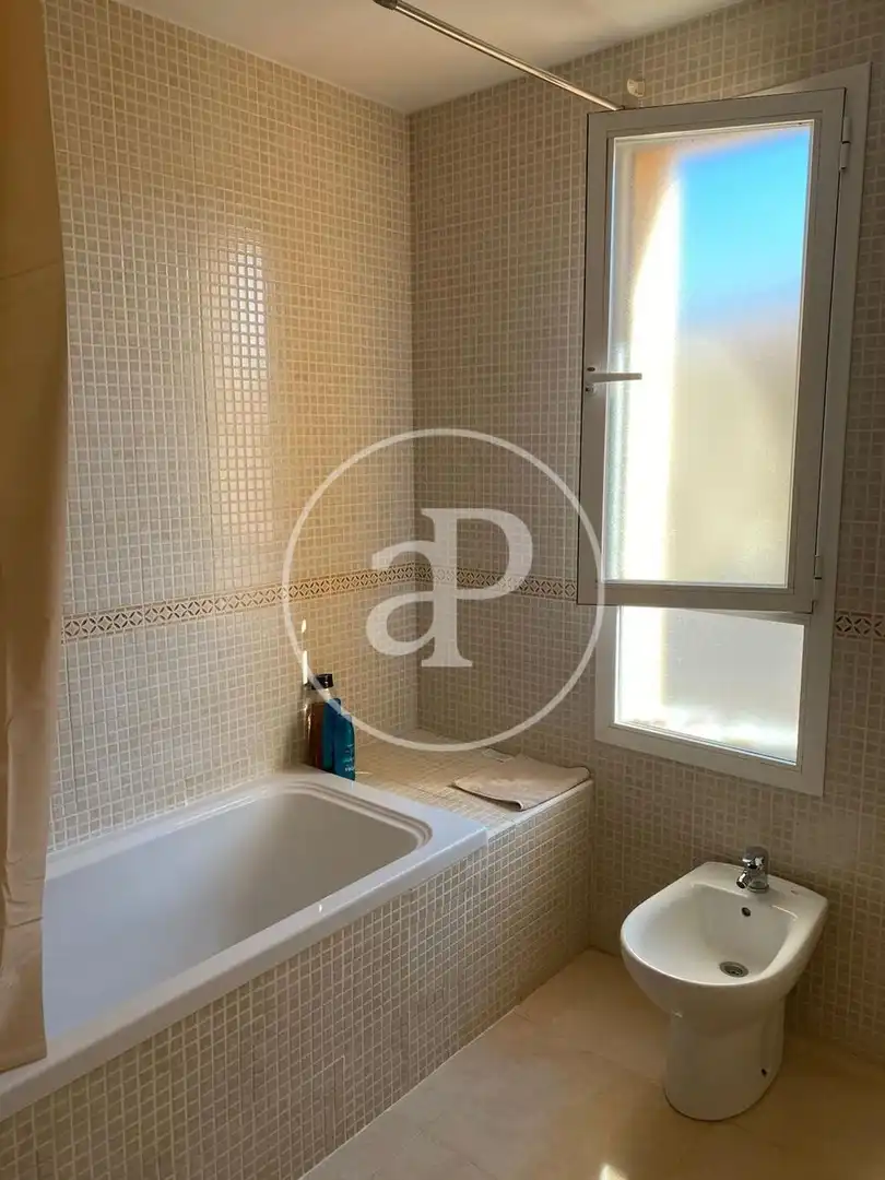 Bany de Dúplex de lloguer en La Pobla de Vallbona amb Aire condicionat, Calefacció i Jardí privat