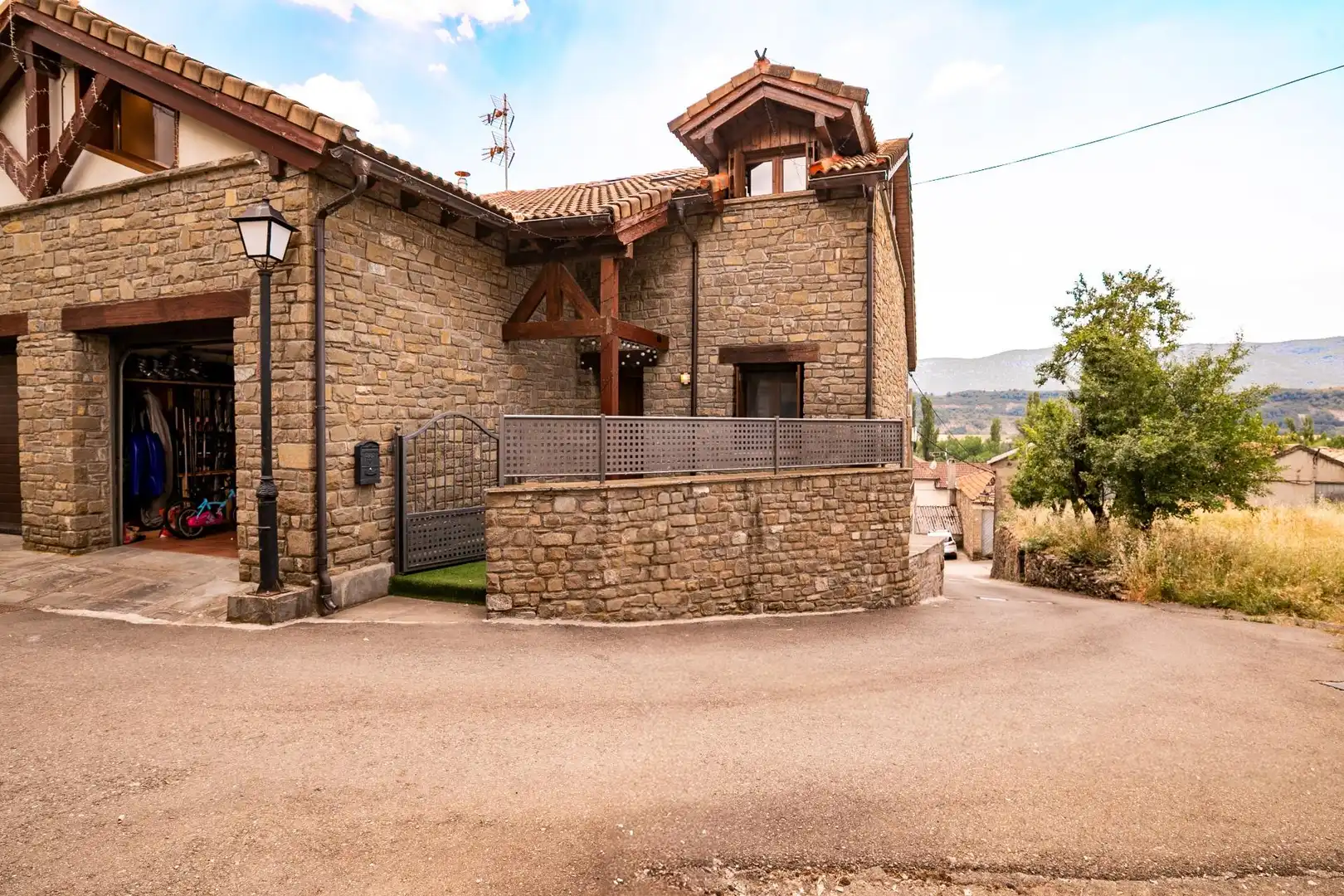 Vista exterior de Casa o xalet en venda en Sabiñánigo amb Calefacció, Jardí privat i Terrassa