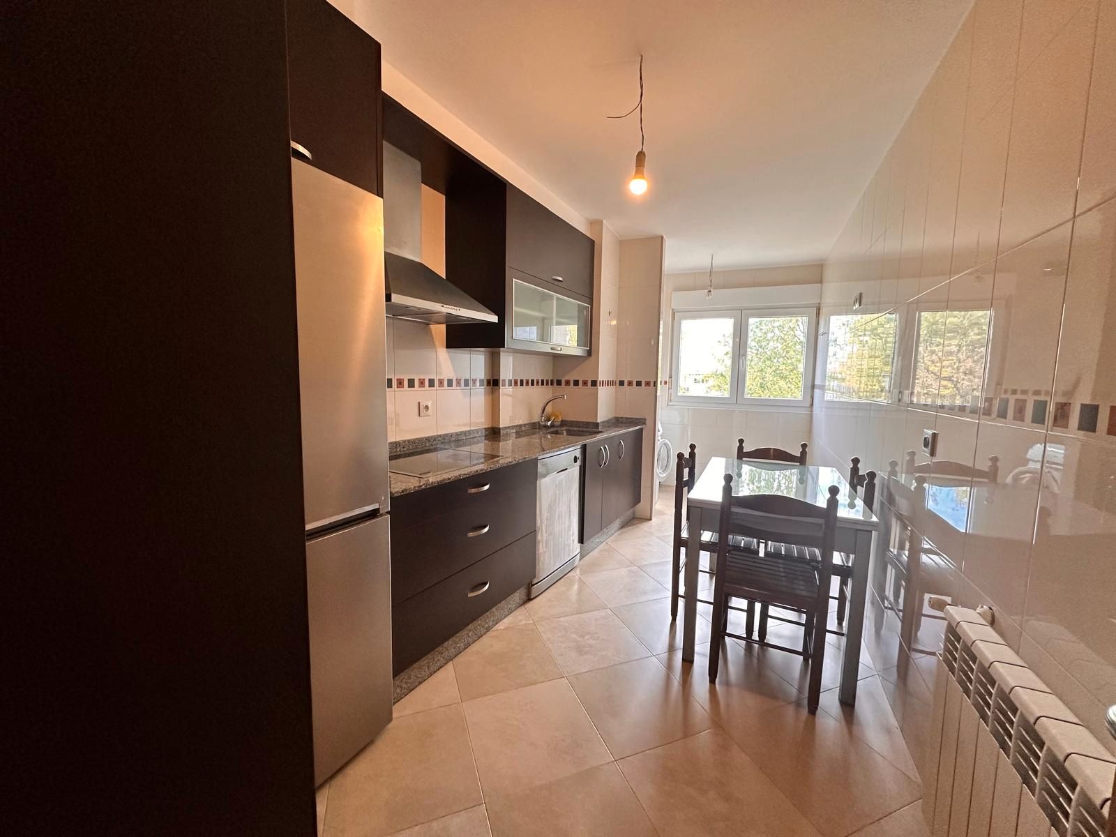 Cuina de Pis de lloguer en Santiago de Compostela  amb Calefacció, Traster i Moblat