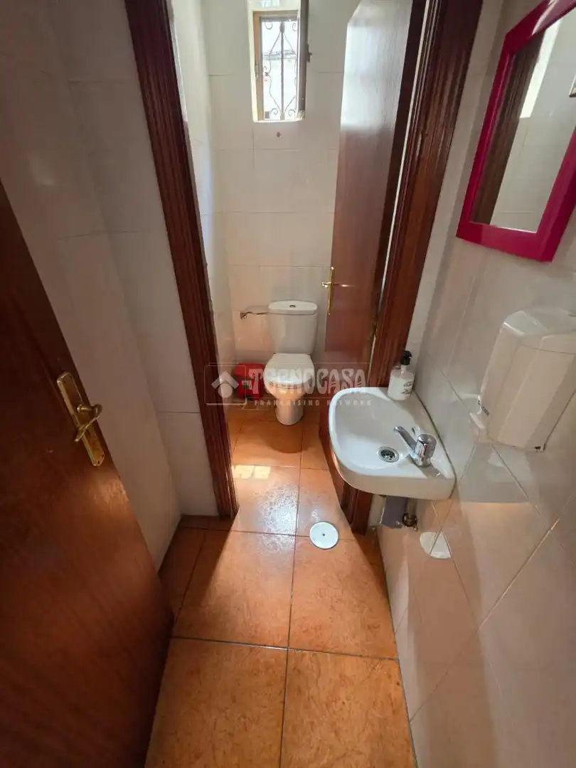 Bany de Local de lloguer en Fuenlabrada amb Aire condicionat