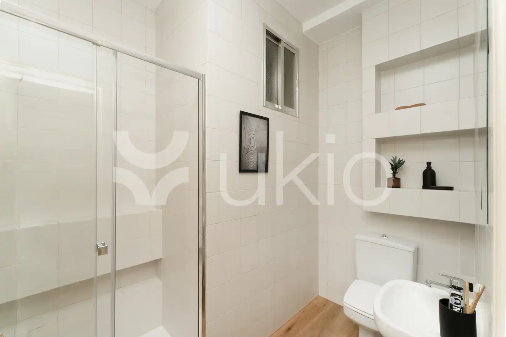 Bany de Apartament de lloguer en Madrid amb Aire condicionat, Calefacció i Moblat