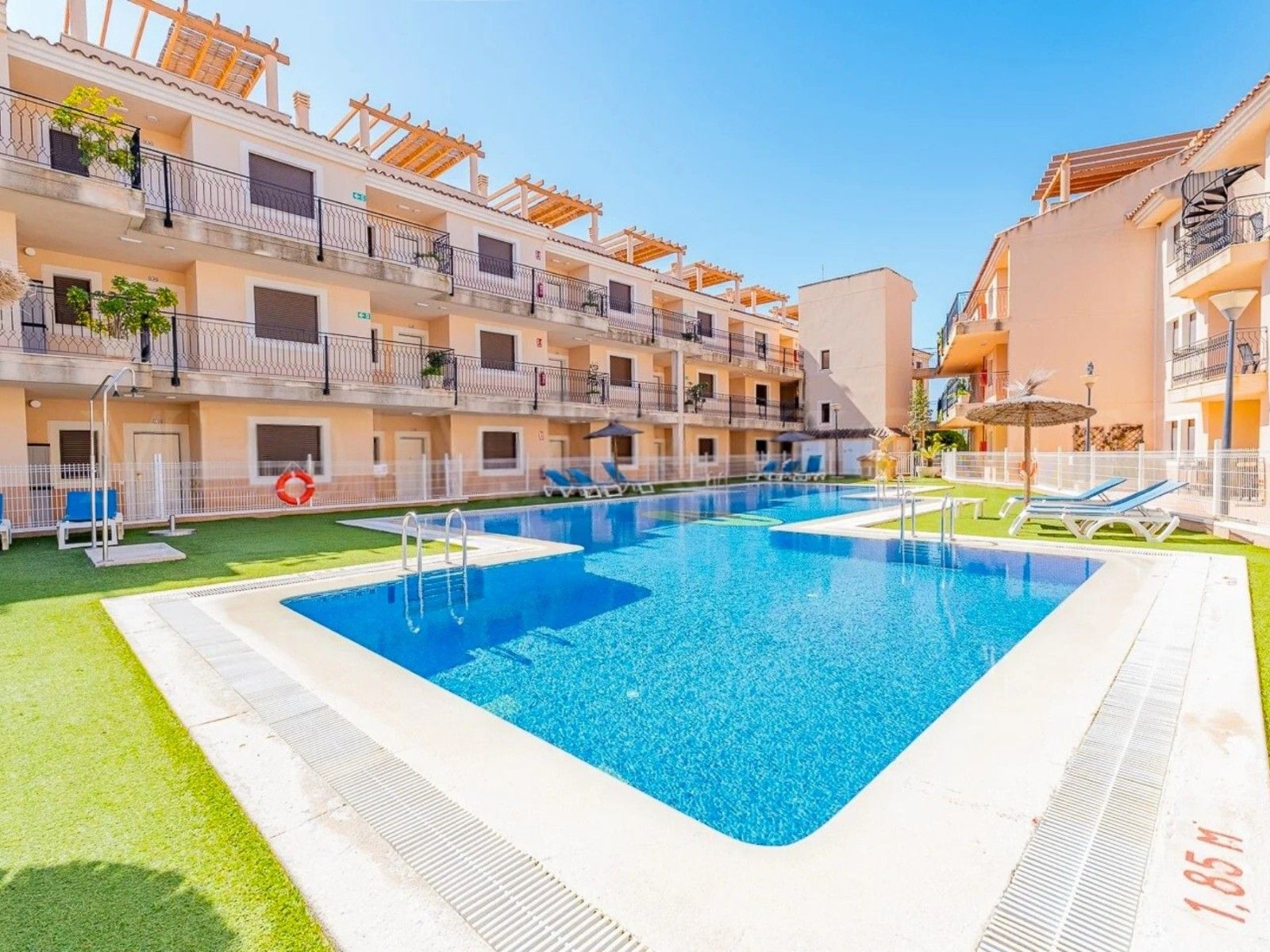 Piscina de Apartament en venda en Águilas amb Aire condicionat, Terrassa i Piscina comunitària