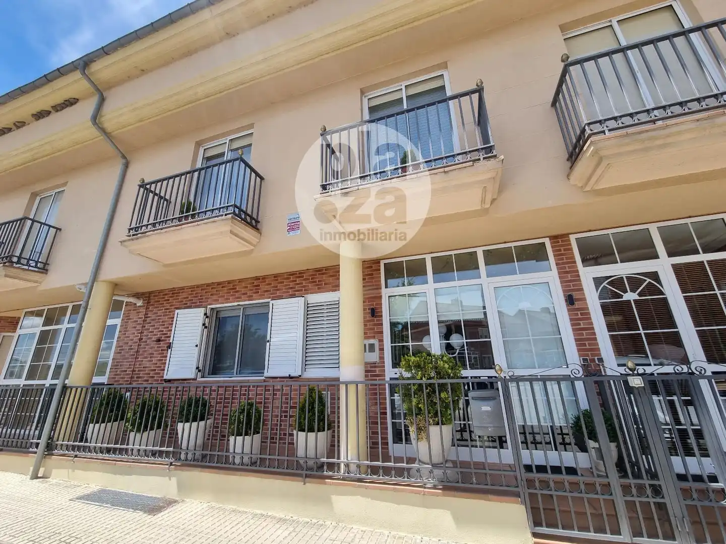 Außenansicht von Einfamilien-Reihenhaus zum Verkauf in Burgos mit Heizung, Terrasse und Abstellraum