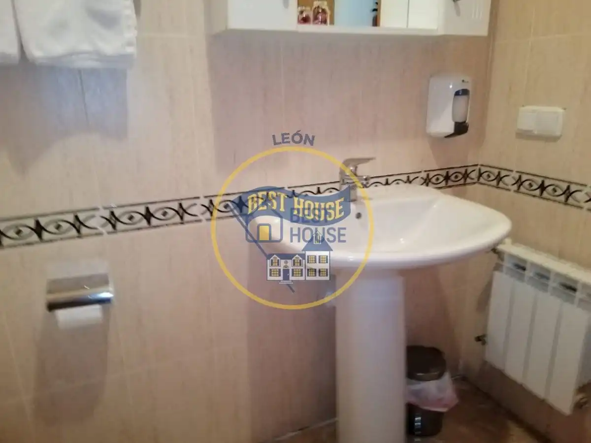 Bany de Edifici en venda en El Burgo Ranero  amb Alarma