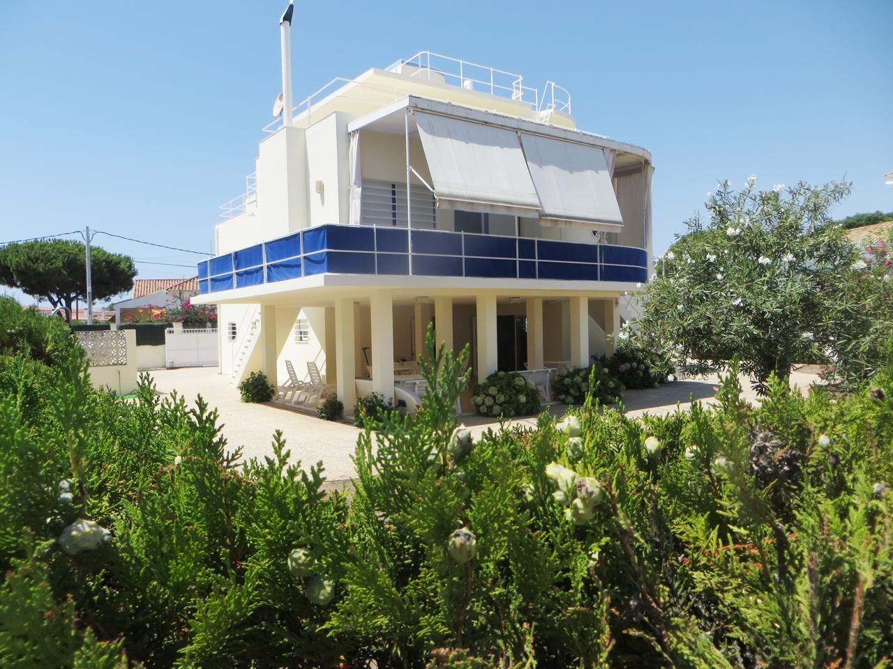 Vista exterior de Casa o xalet de lloguer en Punta Umbría amb Jardí privat, Moblat i Balcó
